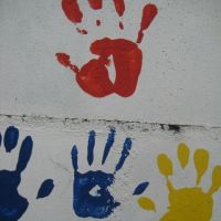 Kleurrijke handen op de muur